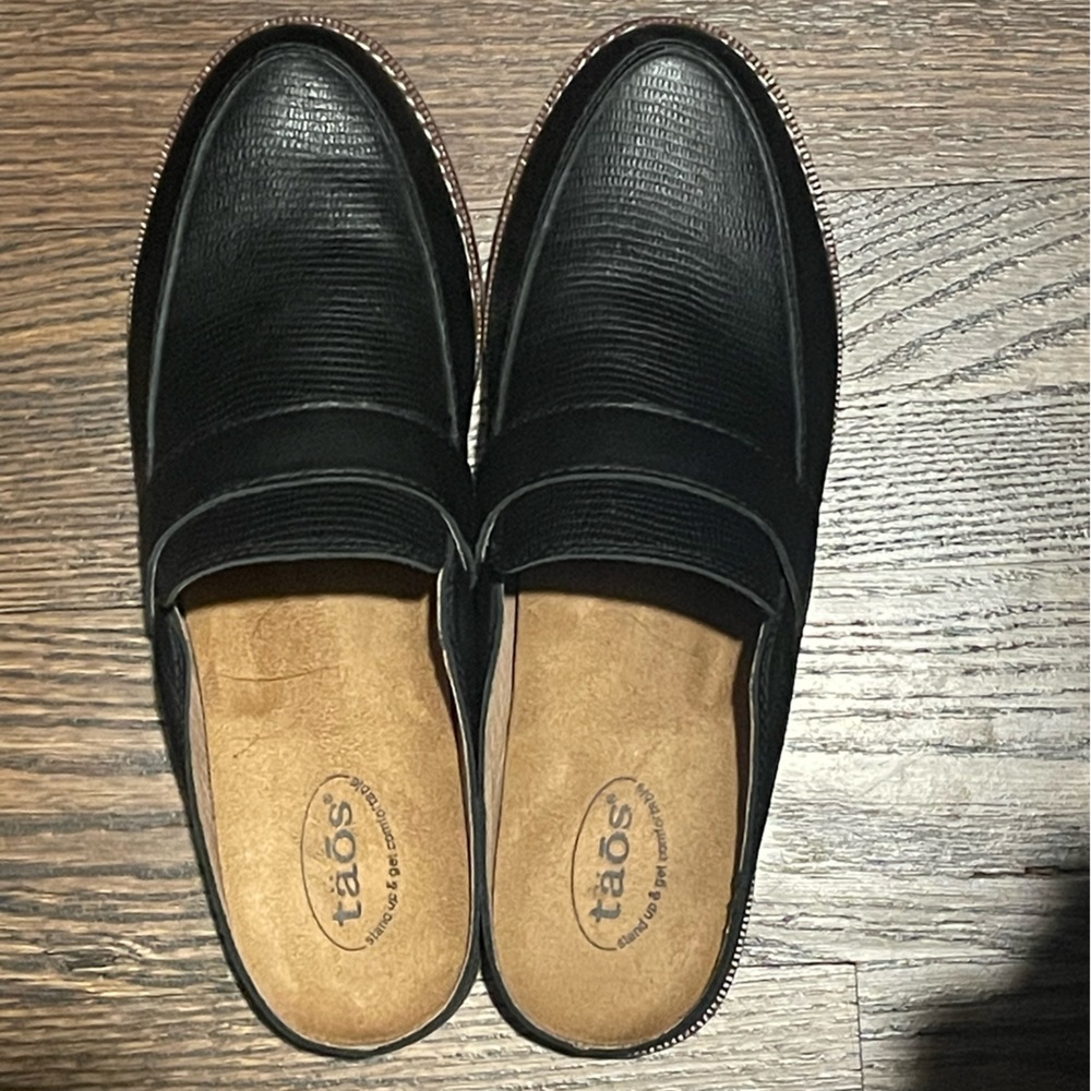 Taos Black slip on loafer new condition with box womens sz8.5M